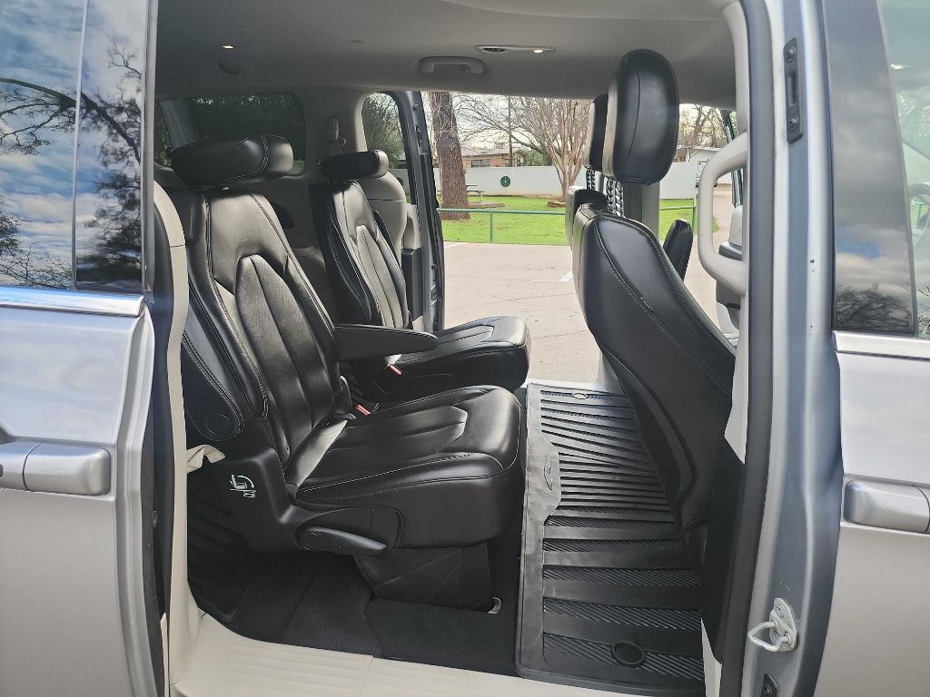 2020 Chrysler Voyager Image 30