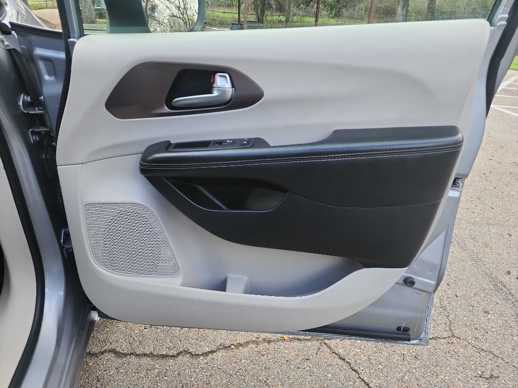 2020 Chrysler Voyager Image 33