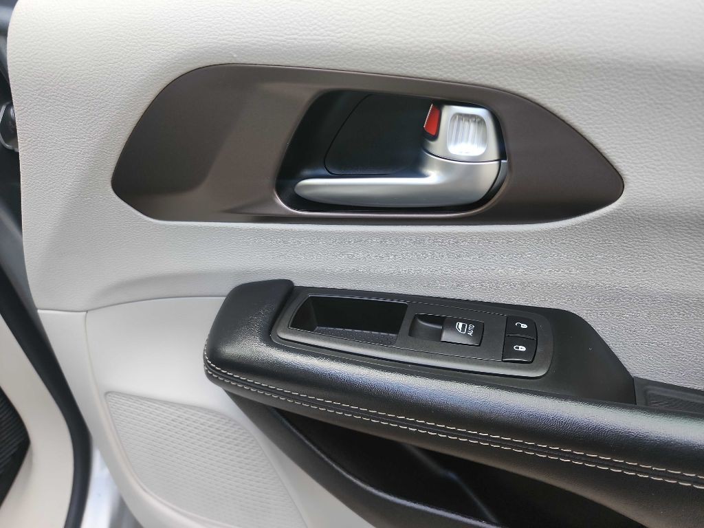 2020 Chrysler Voyager Image 34