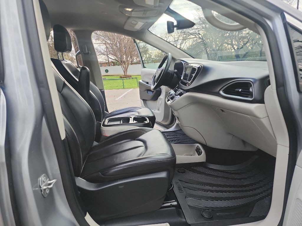 2020 Chrysler Voyager Image 35