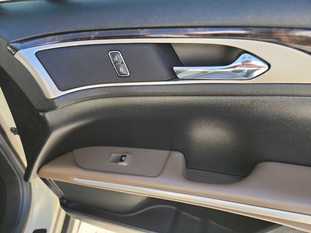 2015 Lincoln MKZ Image 32