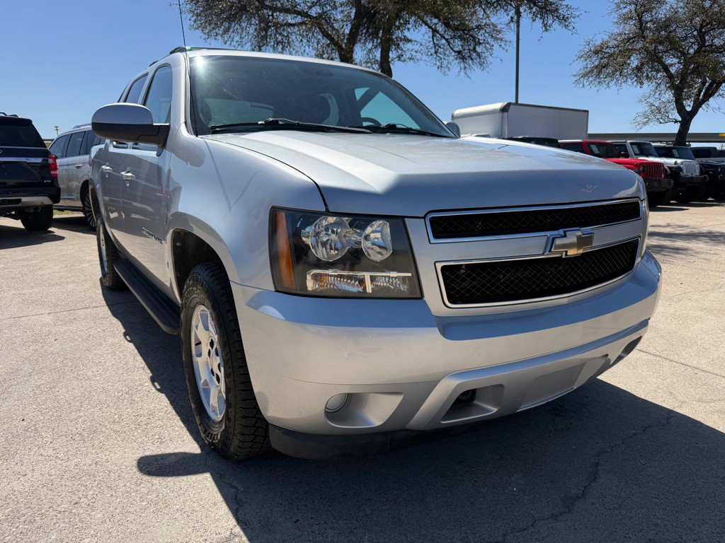 2011 Chevrolet Avalanche Image 1