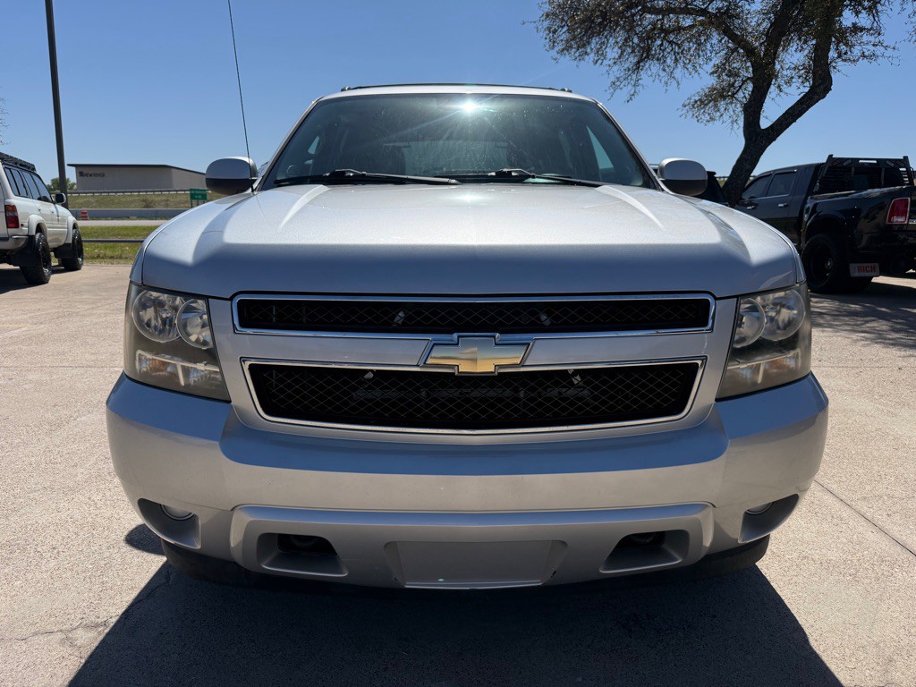 2011 Chevrolet Avalanche Image 2