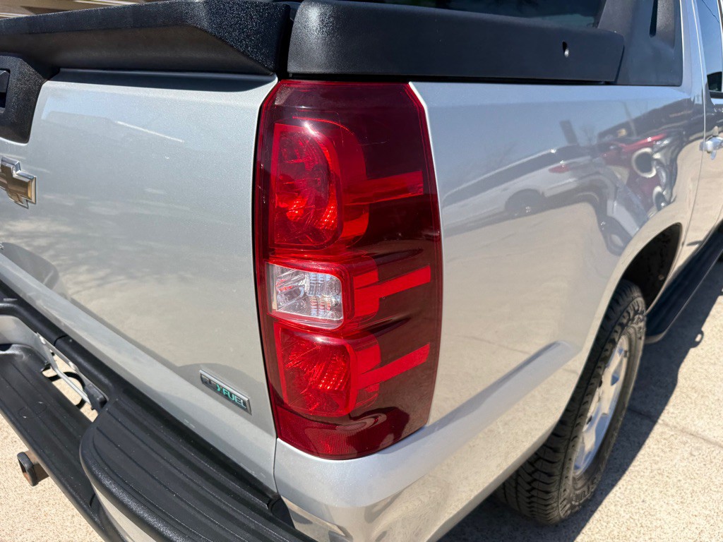 2011 Chevrolet Avalanche Image 13