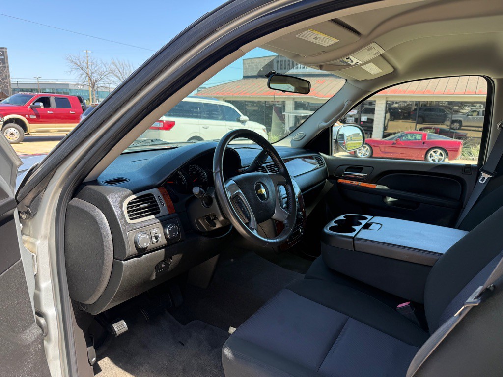 2011 Chevrolet Avalanche Image 16