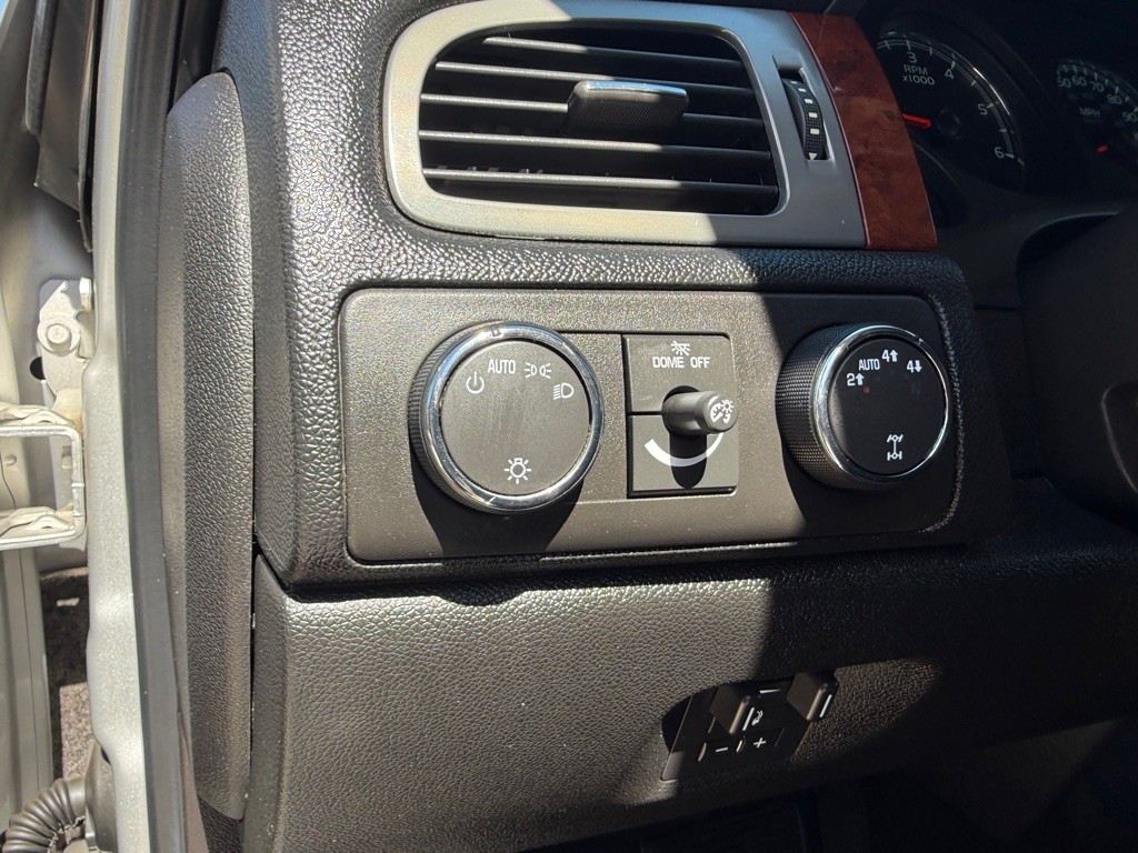 2011 Chevrolet Avalanche Image 22