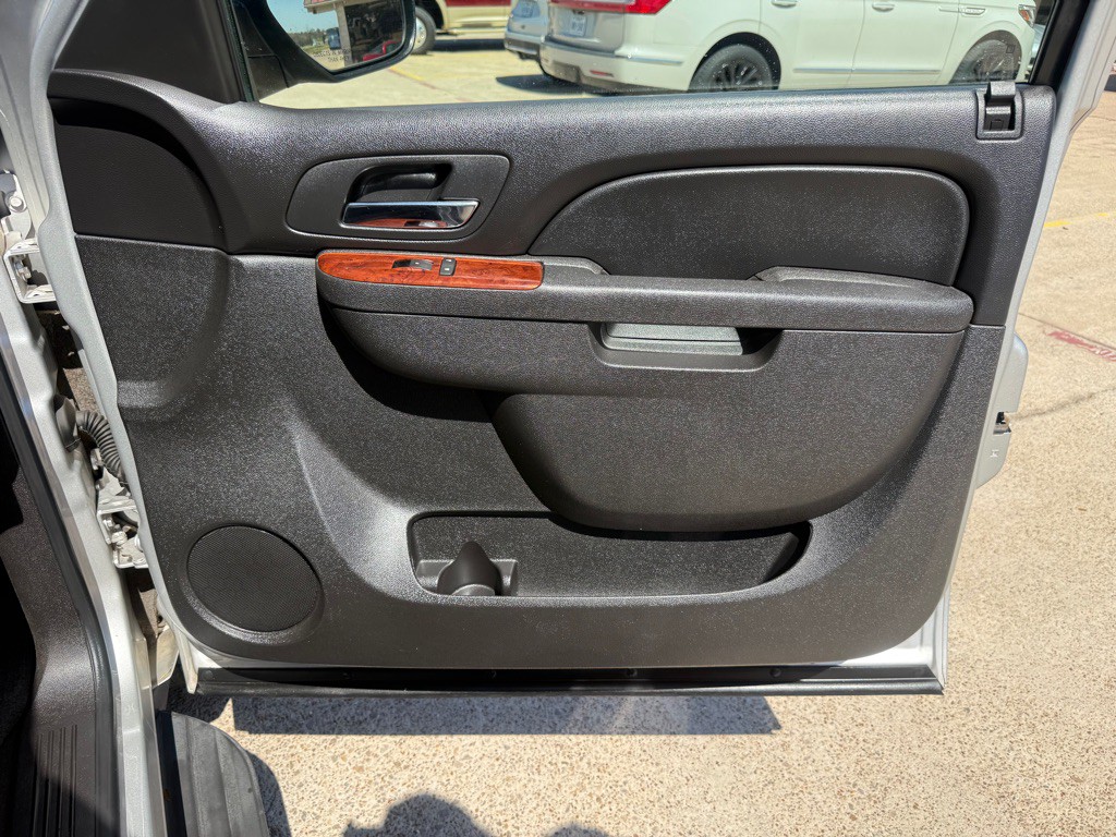 2011 Chevrolet Avalanche Image 26