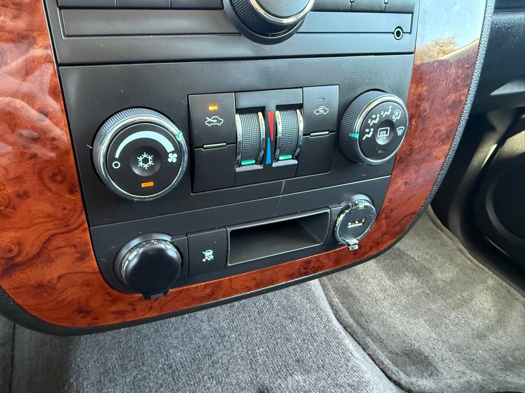 2011 Chevrolet Avalanche Image 31