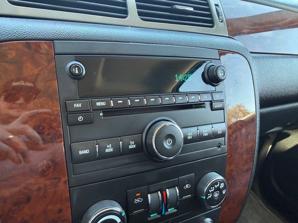 2011 Chevrolet Avalanche Image 32