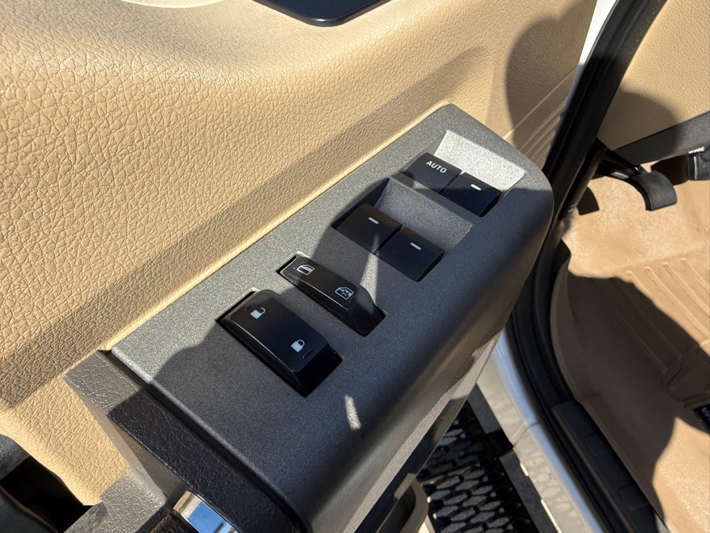 2011 Ford F-350 Image 24