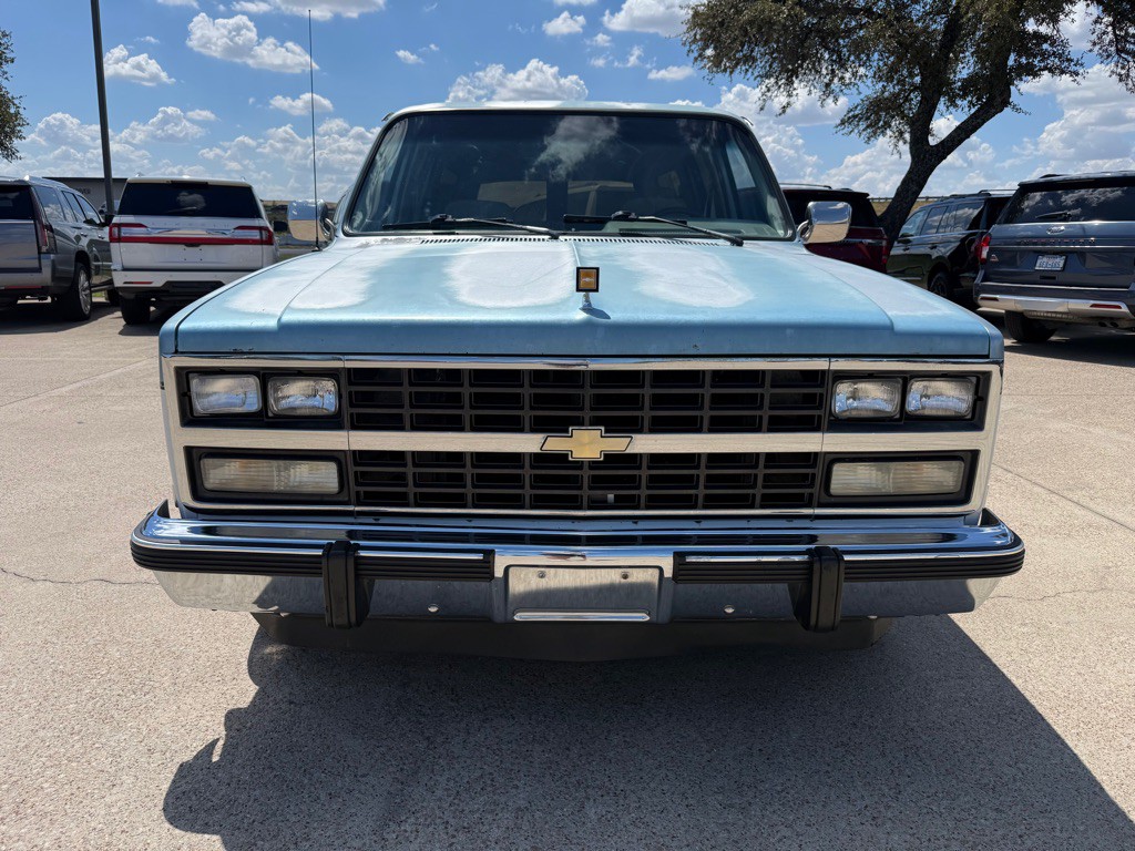 1991 Chevrolet Suburban Image 2