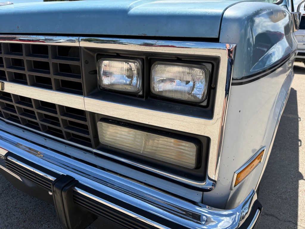1991 Chevrolet Suburban Image 9