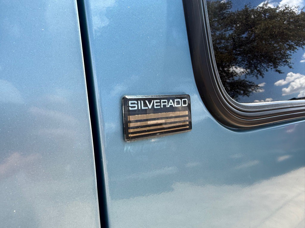 1991 Chevrolet Suburban Image 11