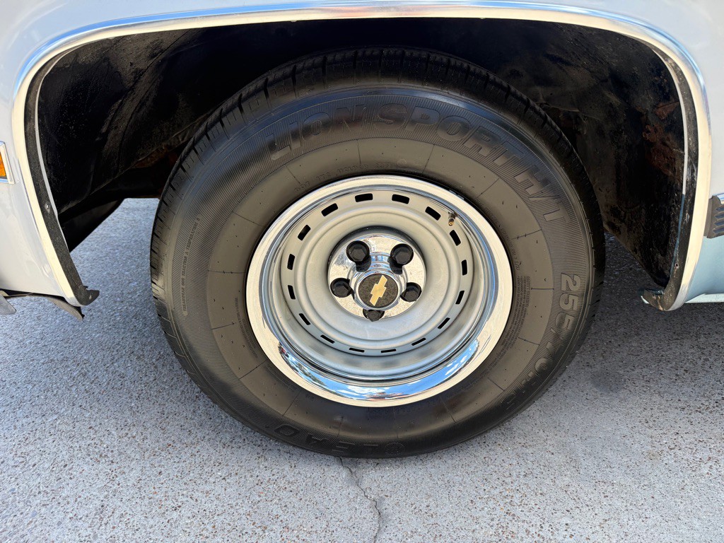 1991 Chevrolet Suburban Image 12