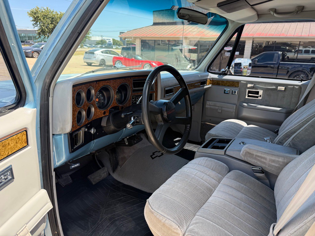 1991 Chevrolet Suburban Image 13