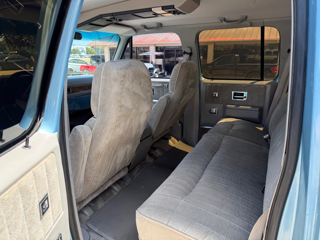 1991 Chevrolet Suburban Image 14