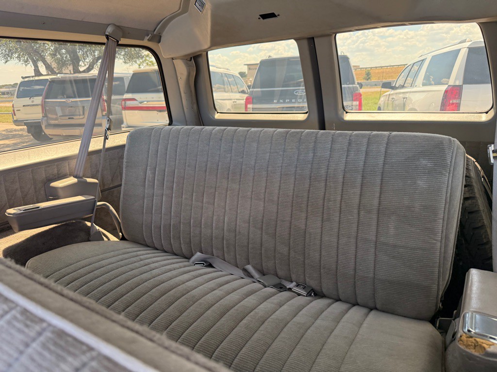 1991 Chevrolet Suburban Image 15