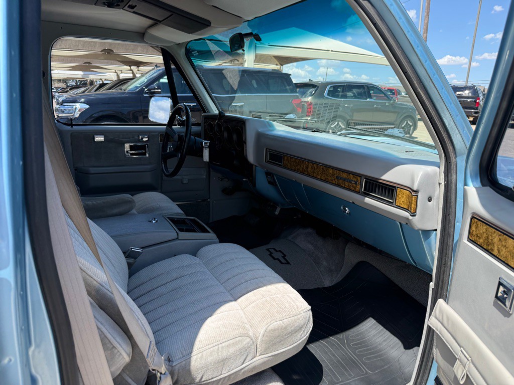 1991 Chevrolet Suburban Image 16