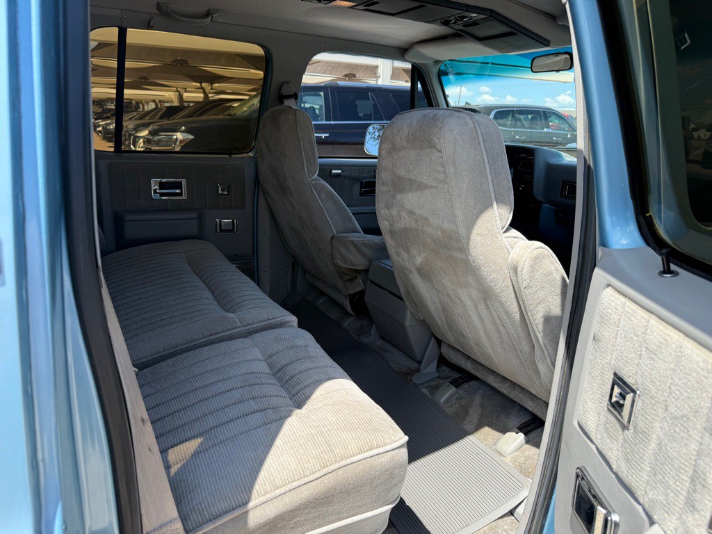 1991 Chevrolet Suburban Image 17