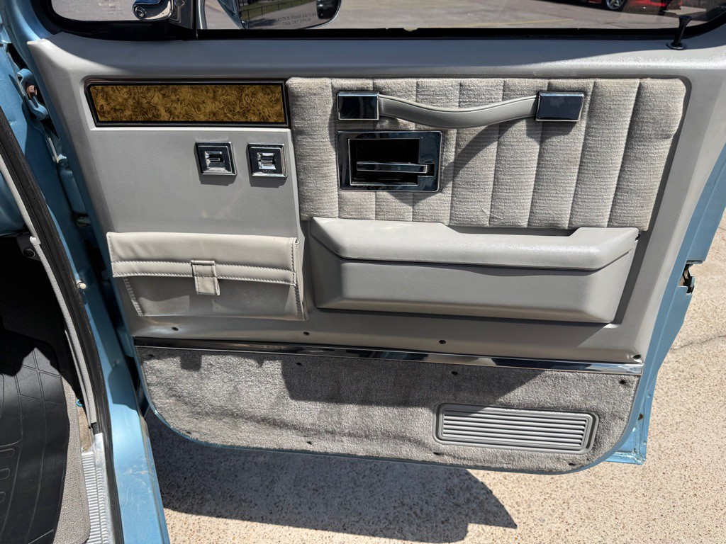 1991 Chevrolet Suburban Image 21