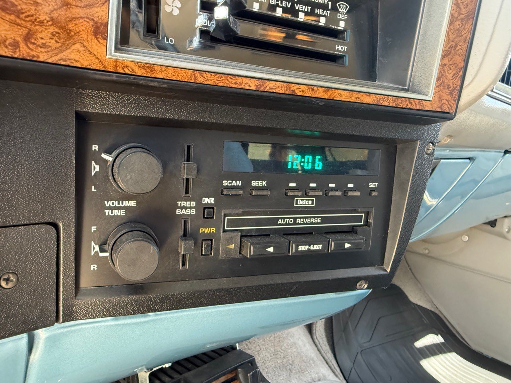 1991 Chevrolet Suburban Image 22