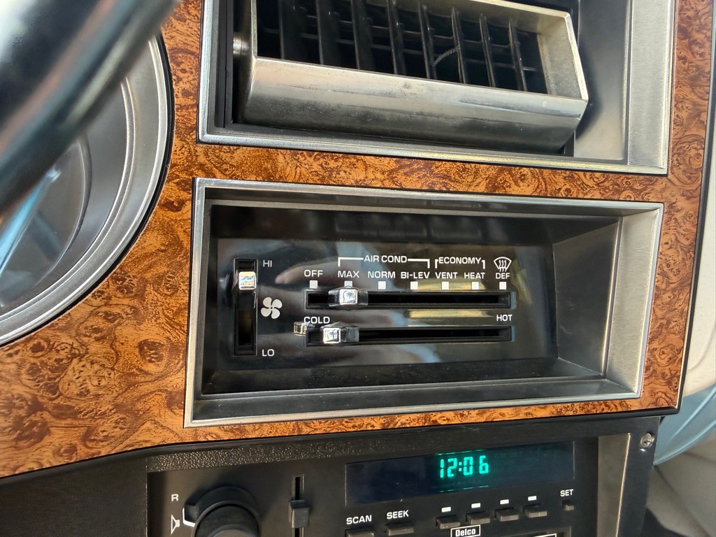 1991 Chevrolet Suburban Image 23