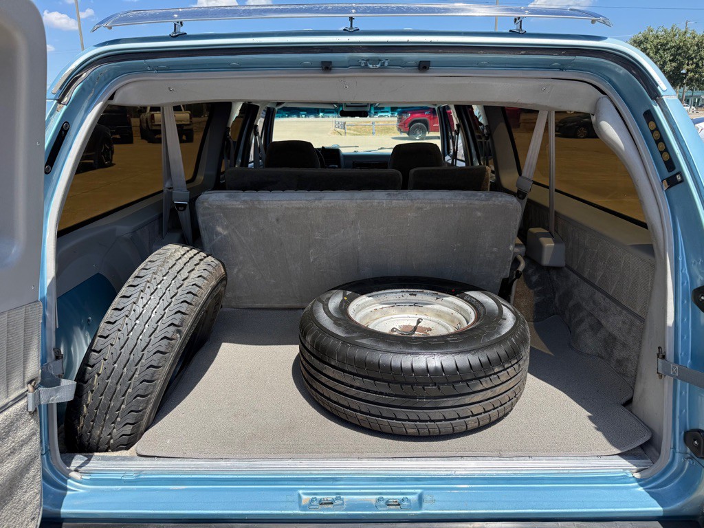 1991 Chevrolet Suburban Image 25