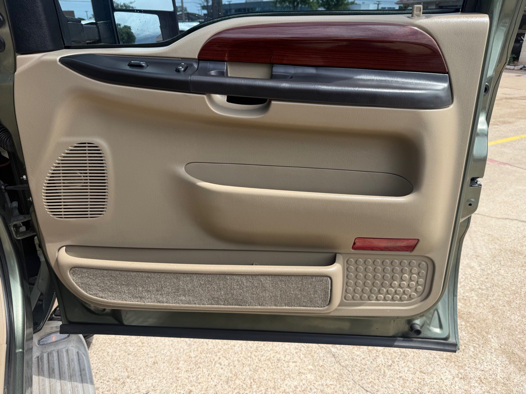 2005 Ford Excursion Image 30