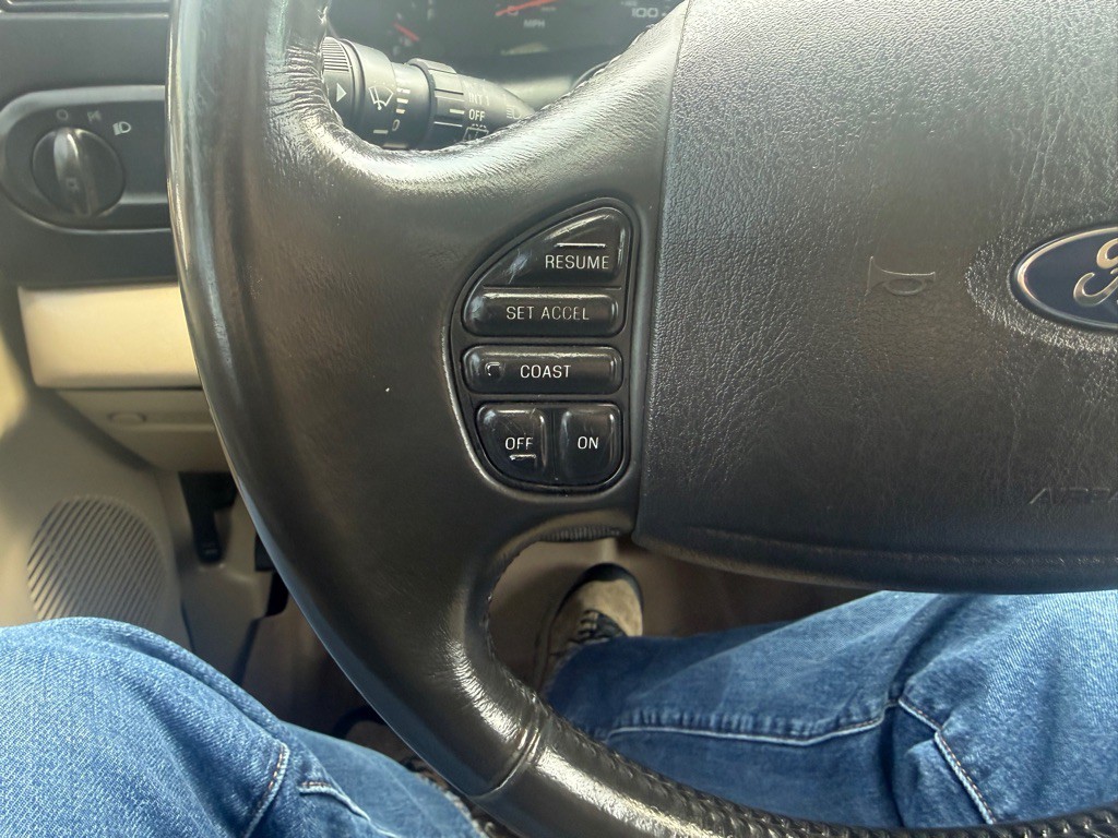 2005 Ford Excursion Image 33