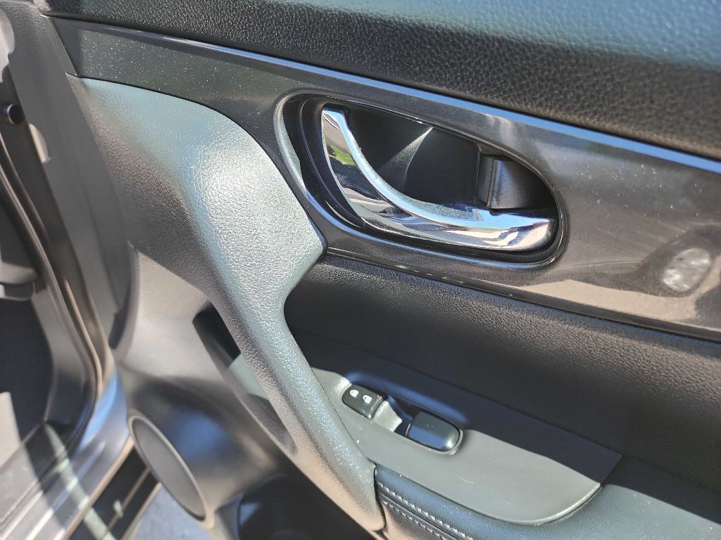 2018 Nissan Rogue Image 32