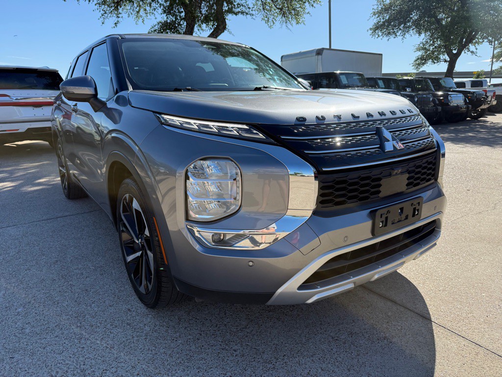 2022 Mitsubishi Outlander Image 1