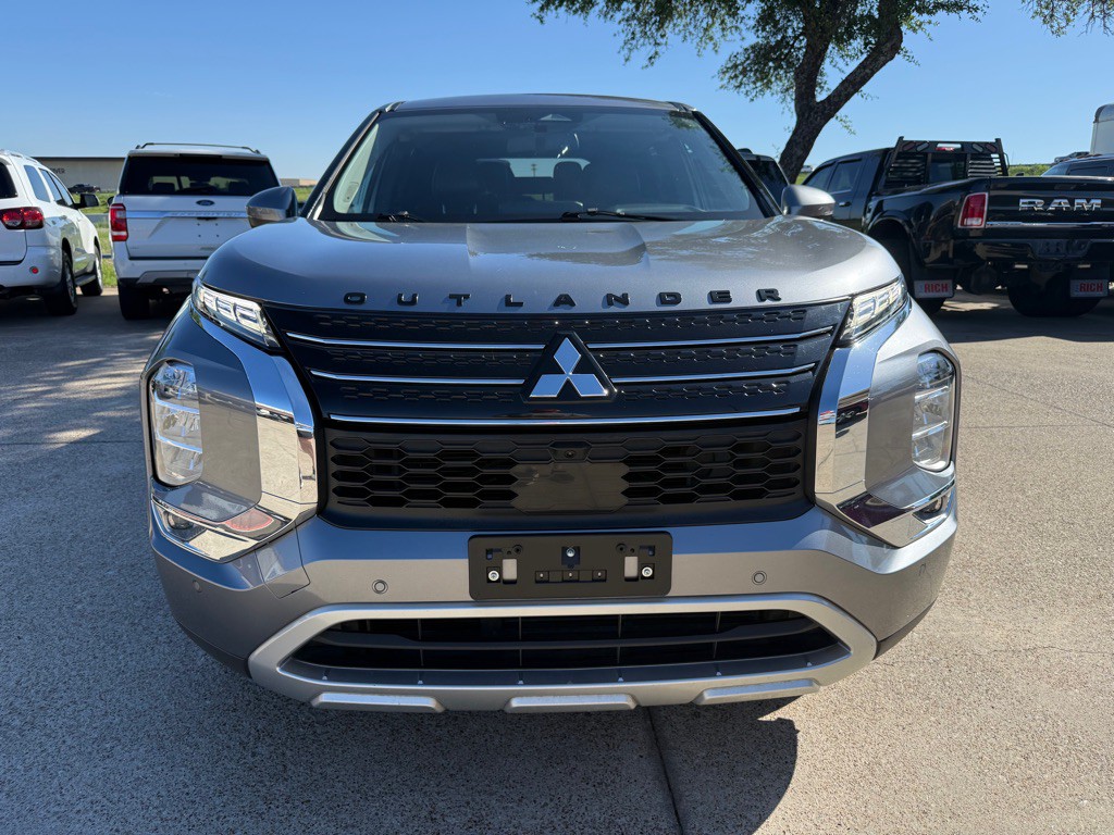 2022 Mitsubishi Outlander Image 2