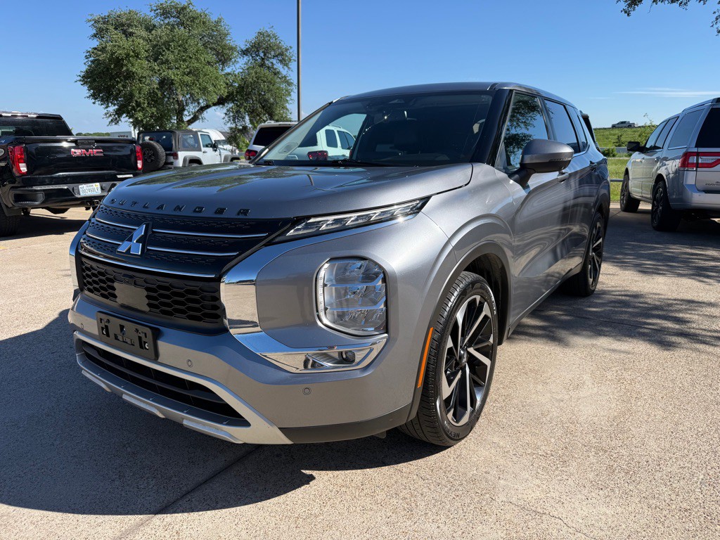 2022 Mitsubishi Outlander Image 3