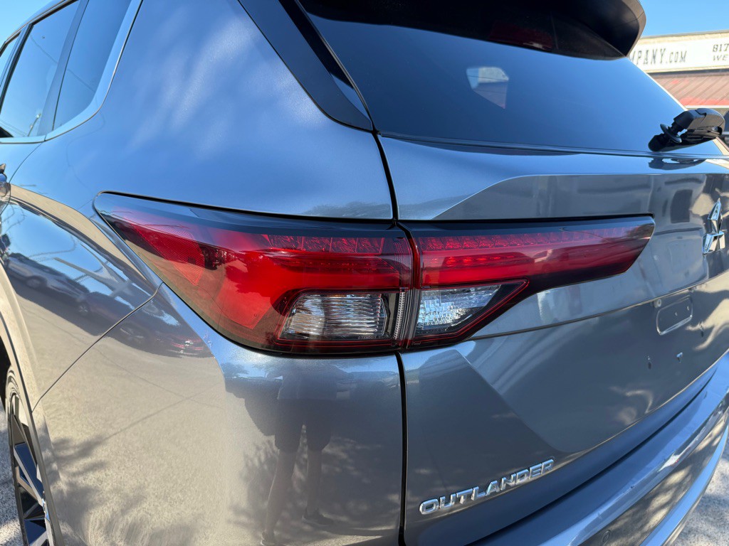2022 Mitsubishi Outlander Image 10