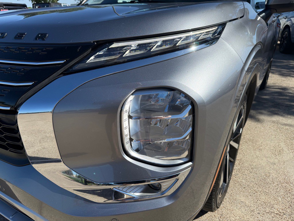 2022 Mitsubishi Outlander Image 11