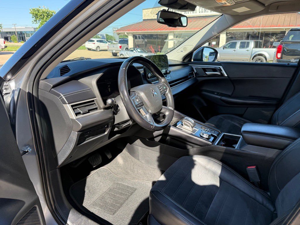 2022 Mitsubishi Outlander Image 13