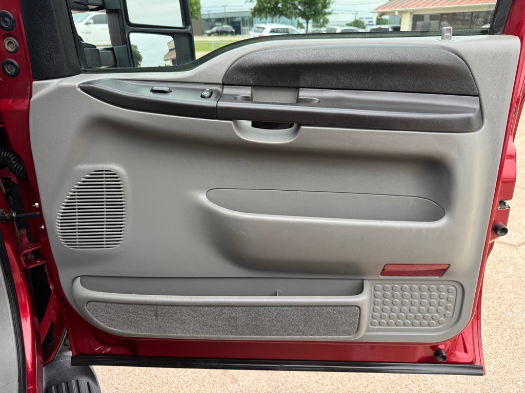 2005 Ford Excursion Image 25