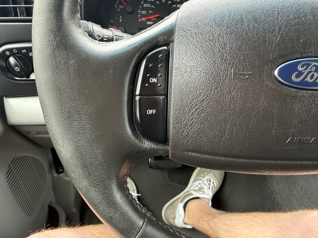 2005 Ford Excursion Image 28