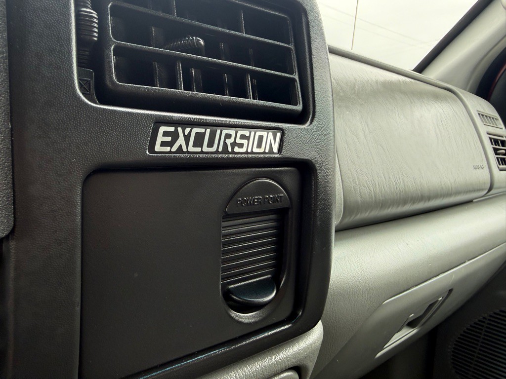 2005 Ford Excursion Image 32