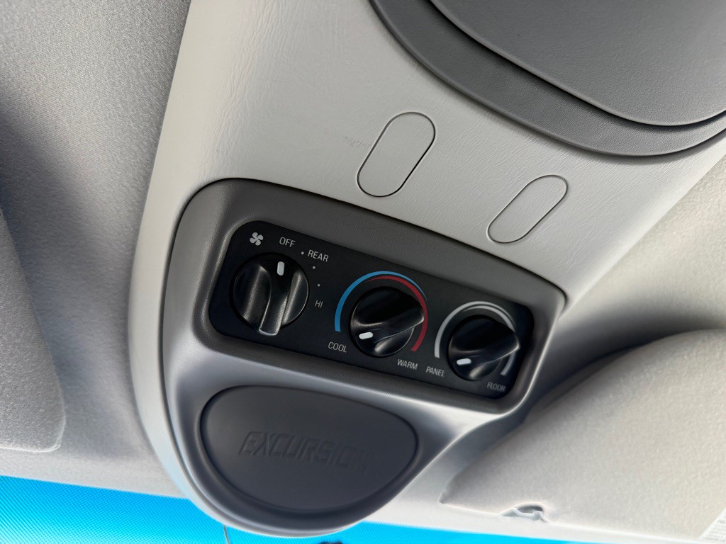 2005 Ford Excursion Image 33