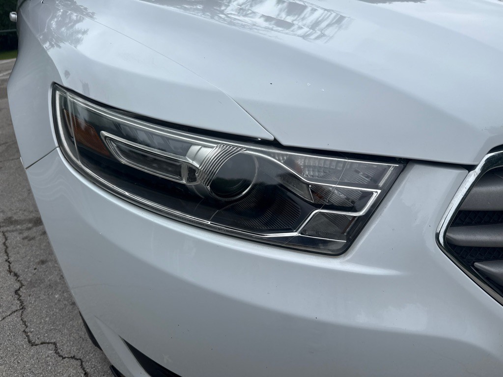 2017 Ford Taurus Image 2