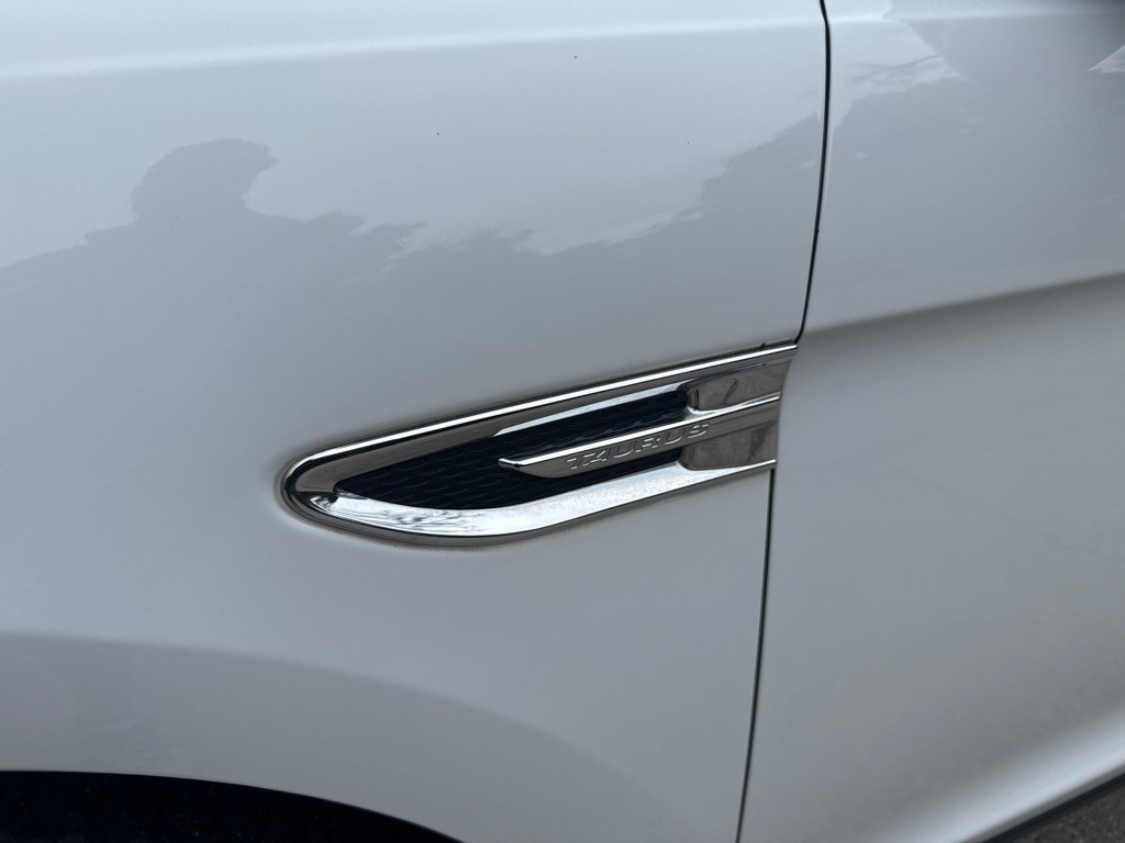 2017 Ford Taurus Image 5