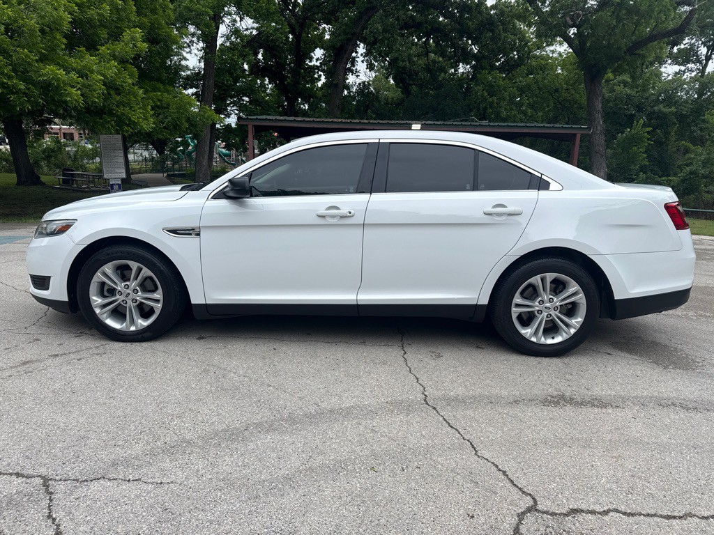 2017 Ford Taurus Image 7