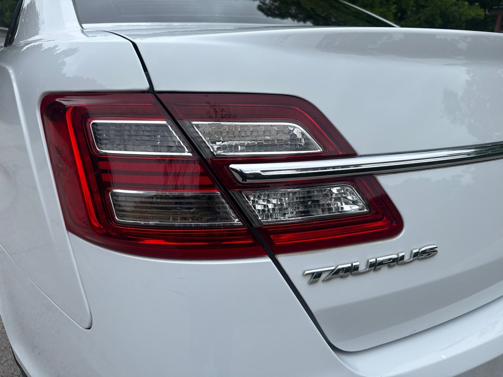 2017 Ford Taurus Image 9