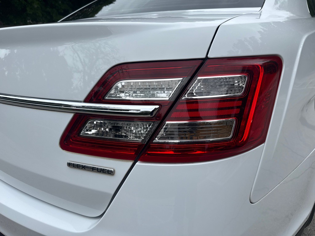 2017 Ford Taurus Image 11