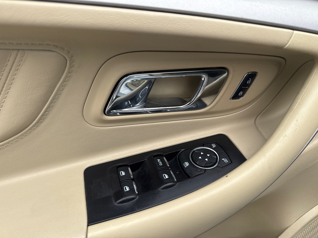 2017 Ford Taurus Image 16