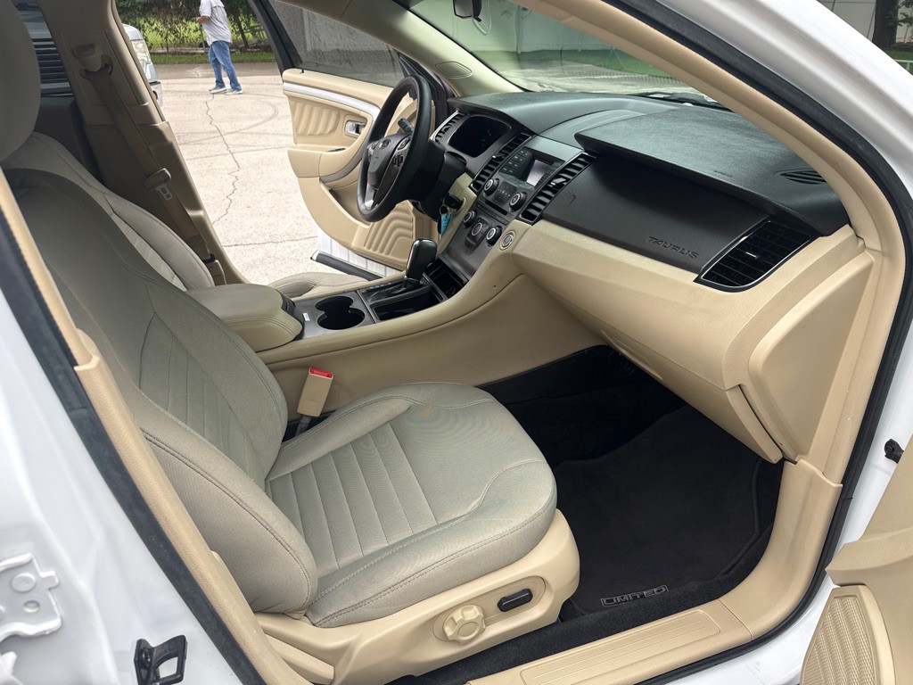 2017 Ford Taurus Image 26