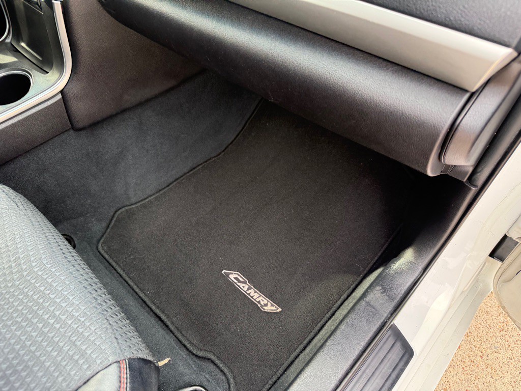 2015 Toyota Camry Image 16
