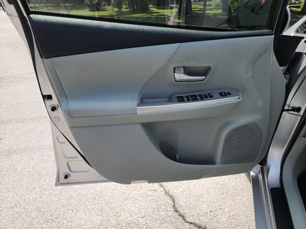 2012 Toyota Prius Image 12