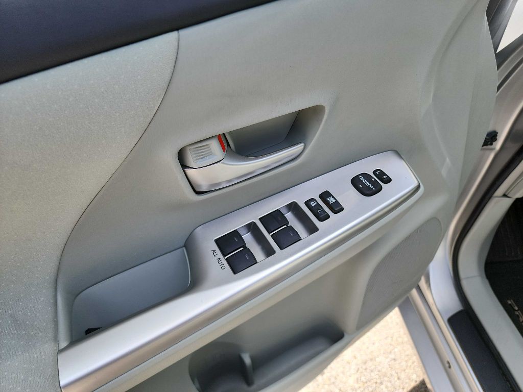 2012 Toyota Prius Image 13
